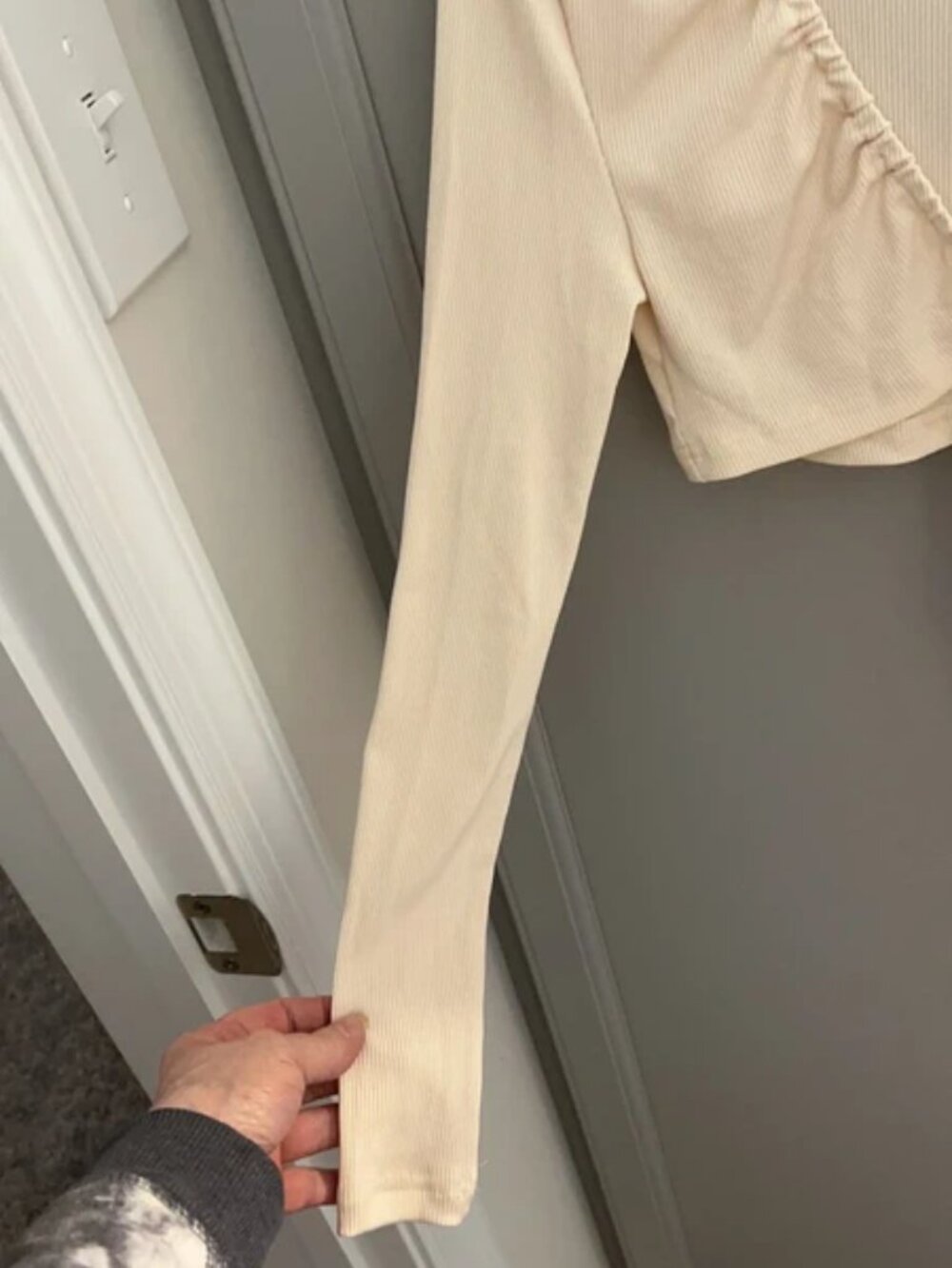 Women’s size xsmall cream colored cropped long sleeve top that ties - Picture 4 of 5